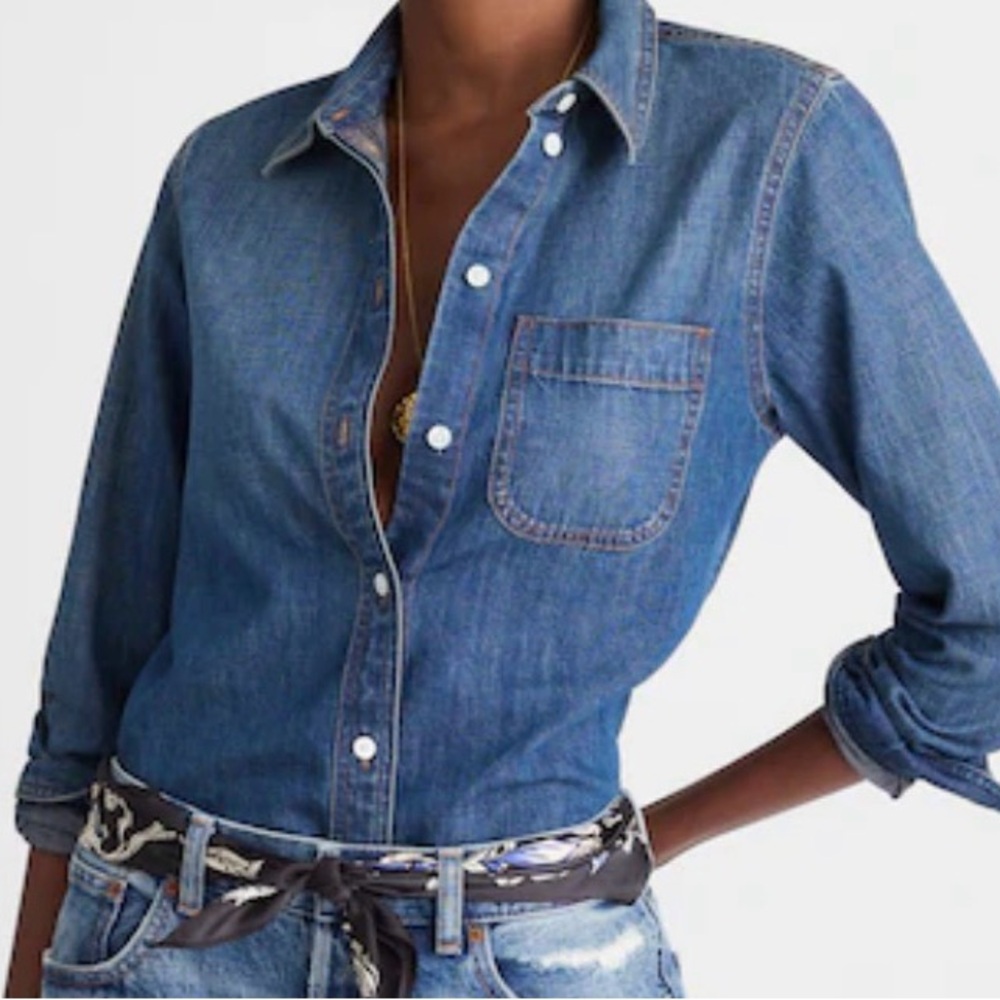 Madewell tuckable denim shirt in Greendale wash. Size small, new with tags.